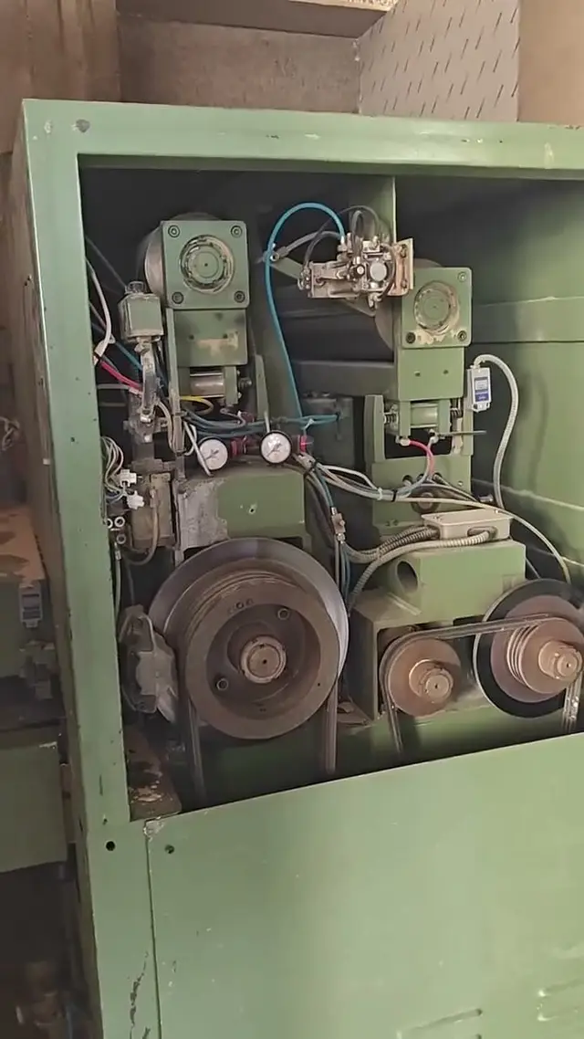 Italian wide-belt sander with replaced conveyor belt — video 5