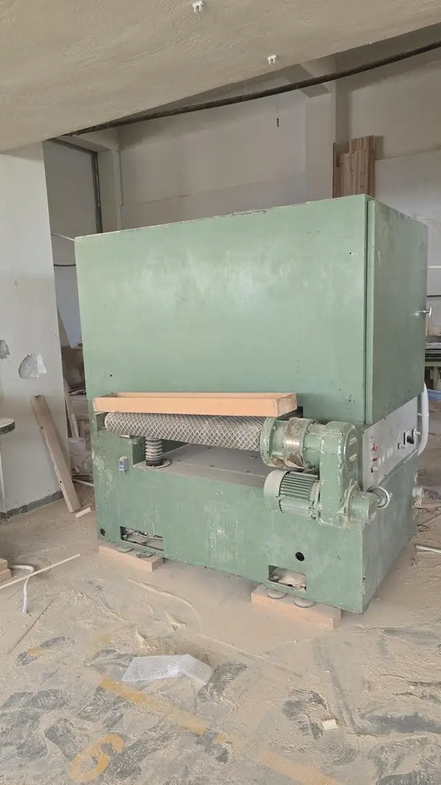 Italian wide-belt sander with replaced conveyor belt — thumbnail 3