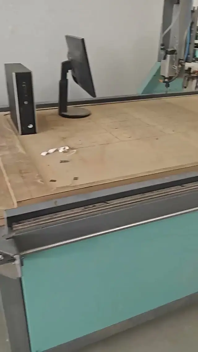 CNC με επίπεδο τραπέζι 2,50 × 1,25 μ. — βίντεο 8