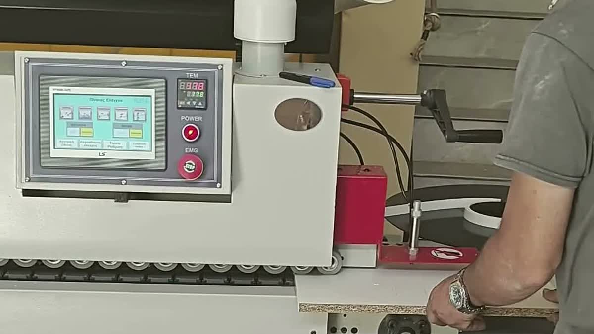 Ο Άρης Τσιλώνης δουλεύει τη συγκολλητική TOOLGINI PRO με προπλάνες στο εργαστήριο της Grande Cucina στις Αχαρνές, με την οθόνη αφής με ελληνικό μενού