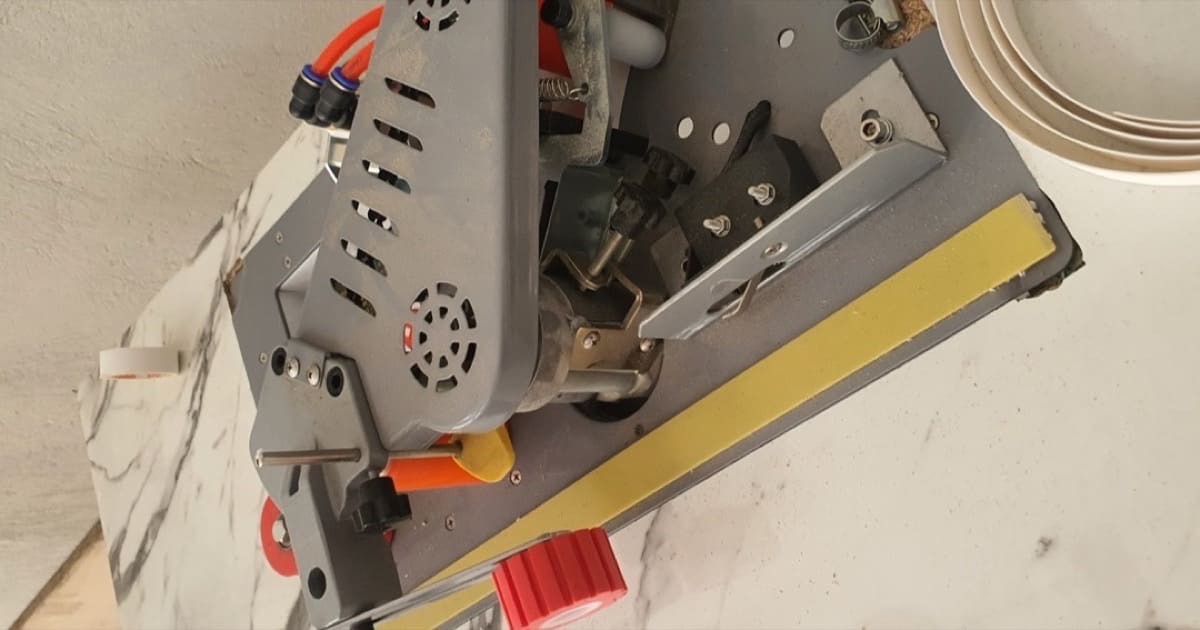 Bench edge bander with a glue pot and guided end cutter