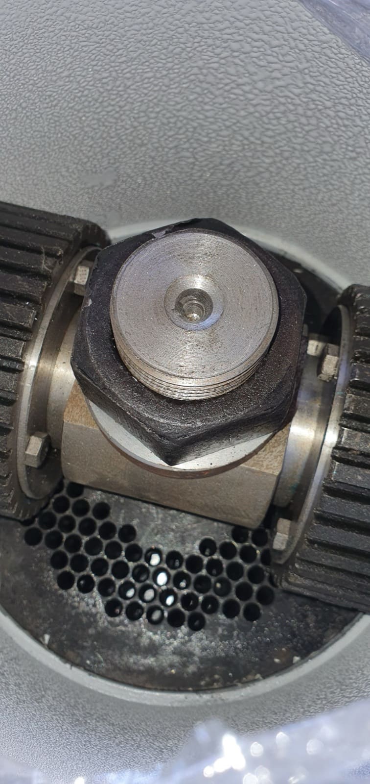 Μήτρα (flat die) και ρόλερ πελλετομηχανής από κοντά