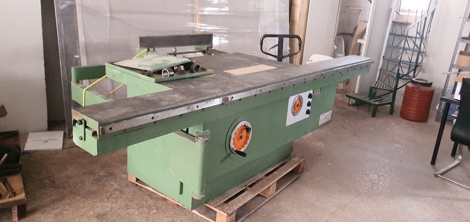 L'Artigiana panel saw with spindle moulder