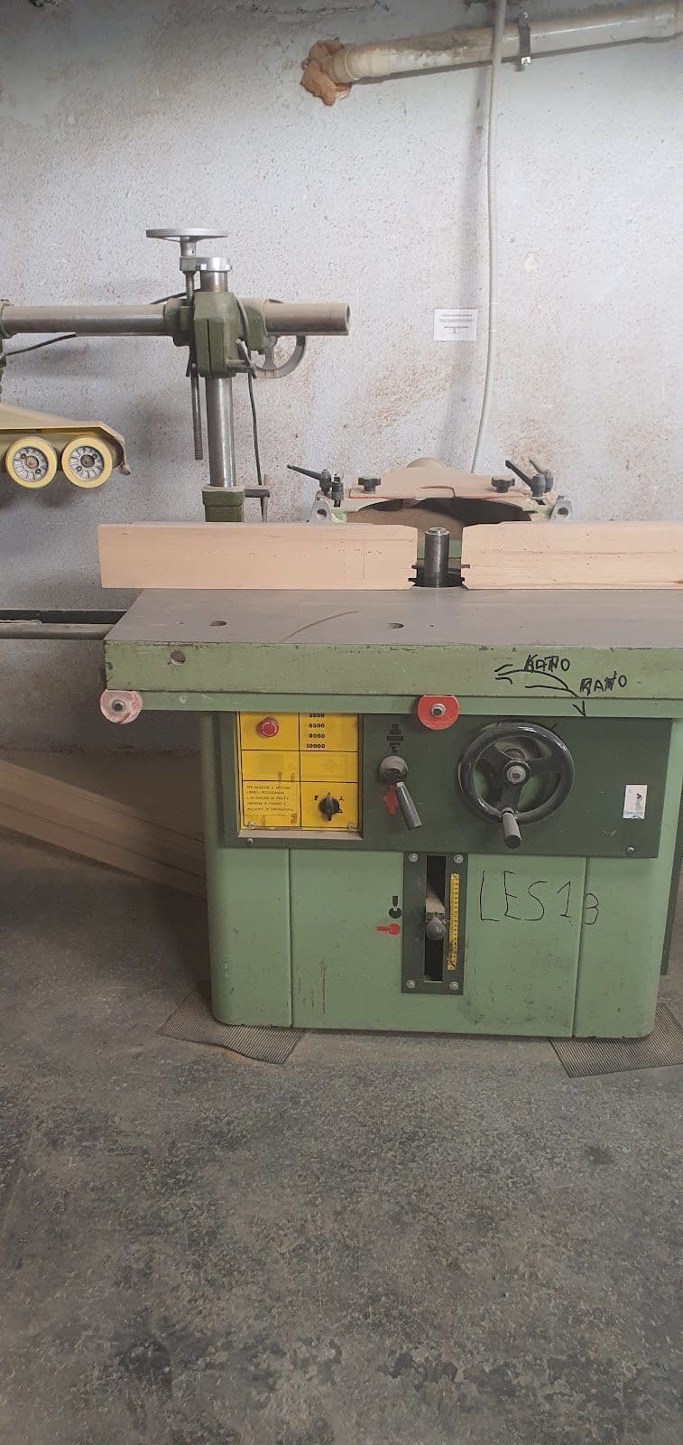 Spindle moulder with four-roller power feeder