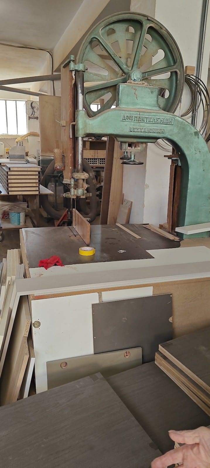 800 mm vertical band saw with new wheel tyres