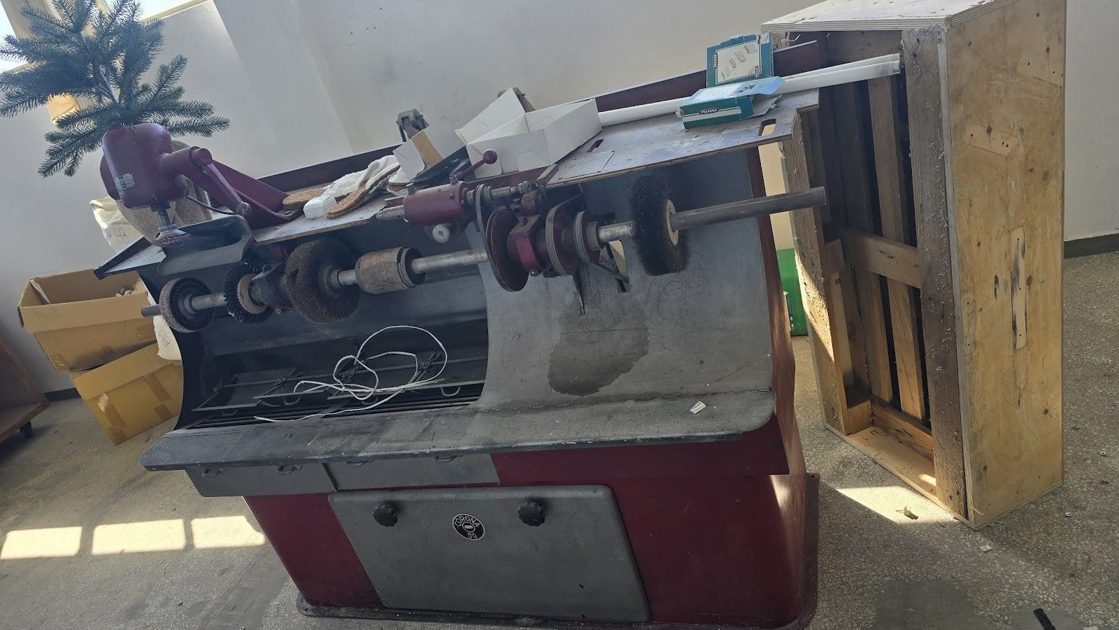 Wire-brush machine