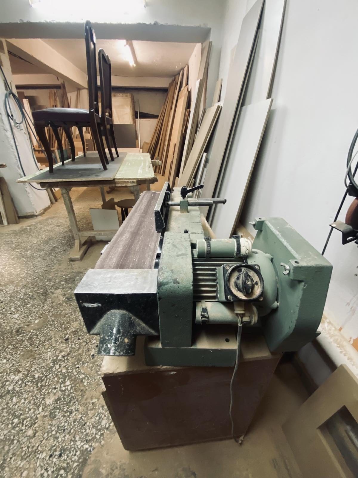 Floor-standing belt sander